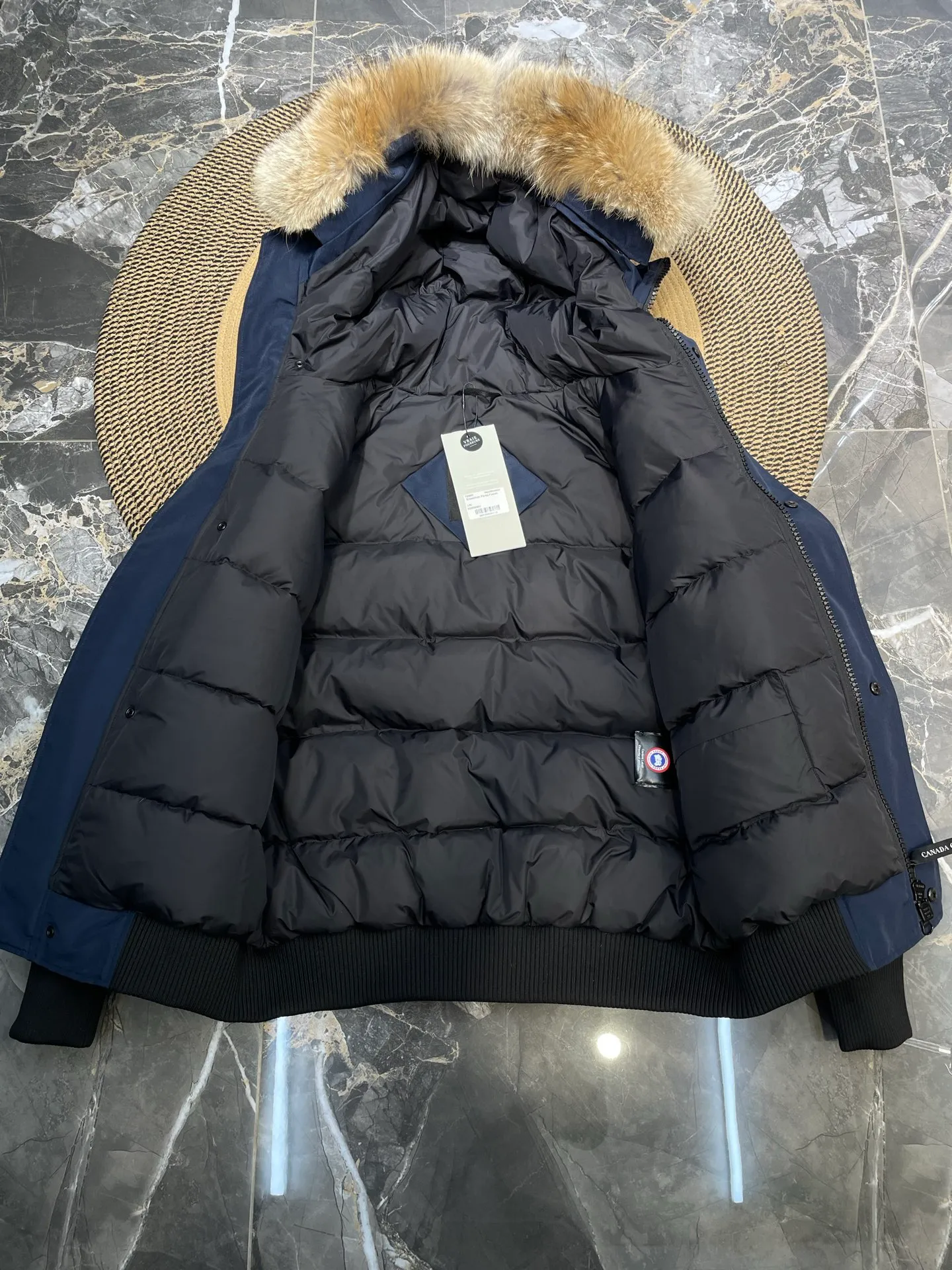 P780 high-end version Canada Goose Canada Goose #Chilliwack 7999M bomber jacket short down jacket/01 model #Men and Women Same Style# ➖ Genuine synchronous anti-counterfeiting chip sensor! ➖ Imported 21S polyester-cotton blended original fabric [last year’s 16S/18S hard fabrics have been completely eliminated, this year all use 21S genuine synchronous fabrics, the soft mid-strap feels delicate and textured], genuine synchronous Feather-Light 10D waterproof coating fabric, made of 84.5 polyester fiber and 15.5 cotton, 100% the best feel in the entire network! ➖ The genuine official website is synchronized with the national standard 80 white duck down, you can check the official website customer service, there will never be a series of misleading claims such as 90 down or goose down! ➖ Using the best nylon lining with double double-layer sealing design, velvet-proof No. 7 needle + grid-filled down ready-made garments, there is 100% no so-called velvet running! ➖ The cuffs are designed with thickened seamless threads, and the collar and pockets are lined with top-quality polar fleece to keep you warm and comfortable! ➖ Yoshida YKK provides original custom-made electroplated sliders. YKK two-way lockable zippers are tight and smooth and will not peel off paint! ➖ 3M composite guarantees that the Velcro is the same as the original, durable, and all accessories and hardware are custom-made! ➖ Imported BEHRINGER embroidery machine to customize the 10,000-needle embroidery logo, 98% of which can be reproduced to restore the original logo. You can check and compare on the official website! ➖ The fur collars are all made of large pieces of Western Canadian blue wolf hide, ensuring that each fur collar is 13-15cm wide!   Size:XS-XXL